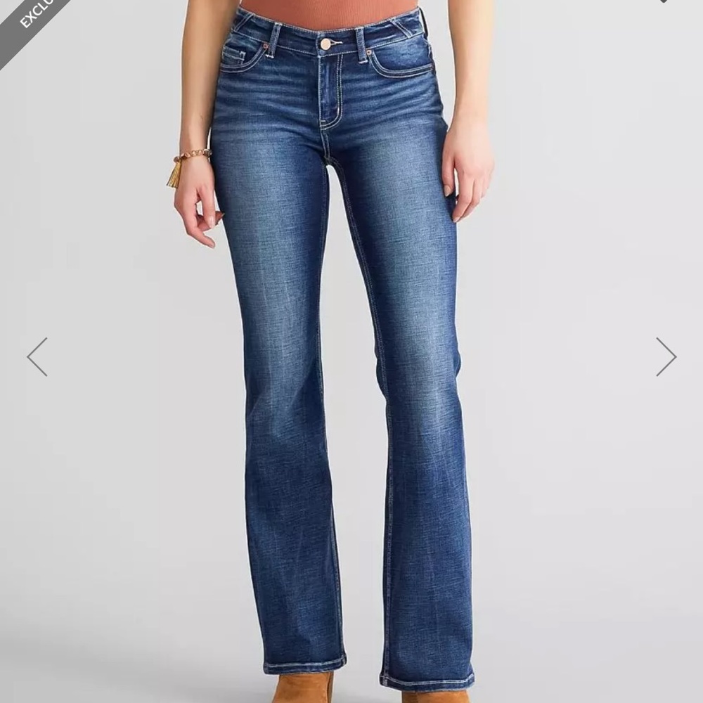Buckle Peyton, universal fit, midrise boot, cut women’s jeans
